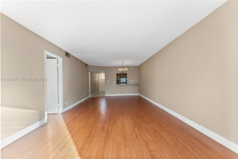 Condo in Pembroke Pines, Florida, 2 bedrooms  № 1991934 - photo 6
