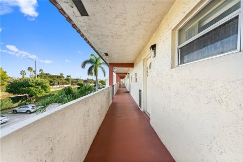 Condo in Pembroke Pines, Florida, 2 bedrooms  № 1991934 - photo 25