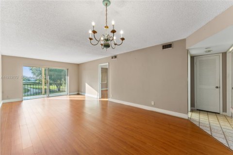 Condo in Pembroke Pines, Florida, 2 bedrooms  № 1991934 - photo 8