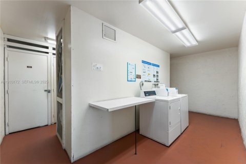 Condo in Pembroke Pines, Florida, 2 bedrooms  № 1991934 - photo 23