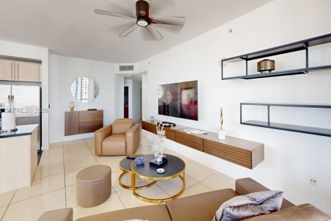 Снять в аренду кондоминиум в Майами, Флорида 2 спальни, 102.56м2, № 2040247 - фото 2