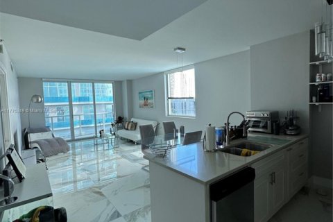 Condo in Miami, Florida, 2 bedrooms  № 1693033 - photo 15