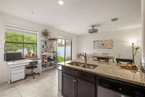 Adosado en venta en Hialeah, Florida, 4 dormitorios, 177.81 m2 № 1920711 - foto 6