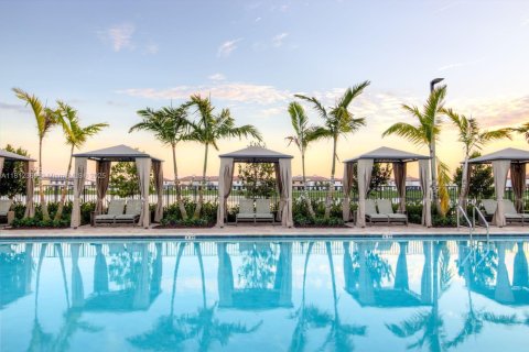 Adosado en venta en Hialeah, Florida, 4 dormitorios, 177.81 m2 № 1920711 - foto 1