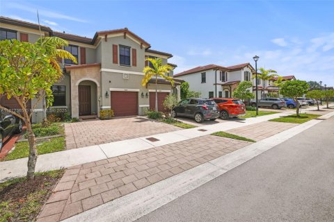 Adosado en venta en Hialeah, Florida, 4 dormitorios, 177.81 m2 № 1920711 - foto 4