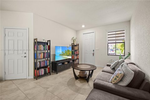 Adosado en venta en Hialeah, Florida, 4 dormitorios, 177.81 m2 № 1920711 - foto 14