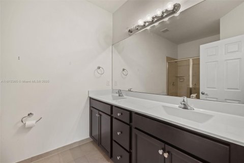 Adosado en venta en Hialeah, Florida, 4 dormitorios, 177.81 m2 № 1920711 - foto 26