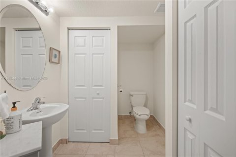 Adosado en venta en Hialeah, Florida, 4 dormitorios, 177.81 m2 № 1920711 - foto 18
