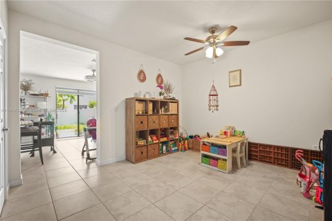 Adosado en venta en Hialeah, Florida, 4 dormitorios, 177.81 m2 № 1920711 - foto 16