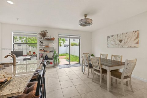 Adosado en venta en Hialeah, Florida, 4 dormitorios, 177.81 m2 № 1920711 - foto 9