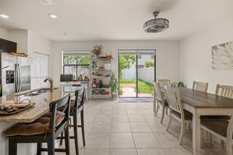Adosado en venta en Hialeah, Florida, 4 dormitorios, 177.81 m2 № 1920711 - foto 10