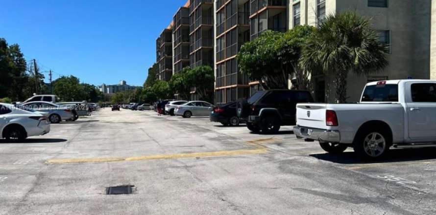 Кондоминиум с 1 спальней в Норт-Майами-Бич, Флорида № 1974648