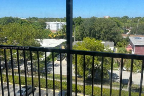 Снять в аренду кондоминиум в Норт-Майами-Бич, Флорида 1 спальня, 66.89м2, № 1974648 - фото 2