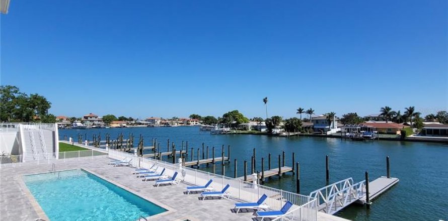 Condo in Clearwater, Florida, 4 bedrooms  № 2156511