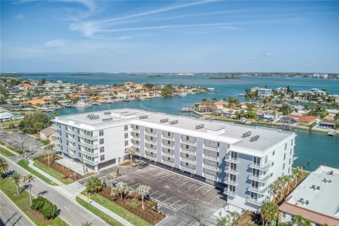 Condo in Clearwater, Florida, 4 bedrooms  № 2156511 - photo 2