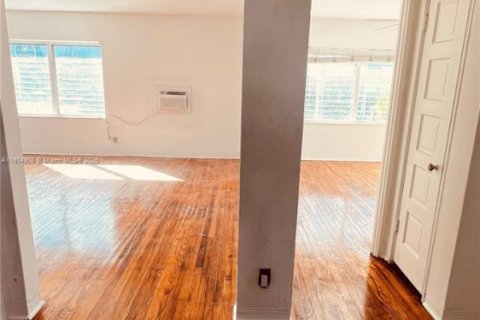 Condo in Miami Beach, Florida, 2 bedrooms  № 1971165 - photo 5