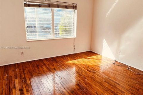 Condo in Miami Beach, Florida, 2 bedrooms  № 1971165 - photo 12