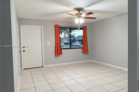 Casa en alquiler en Cooper City, Florida, 2 dormitorios, 90.39 m2 № 2044832 - foto 2