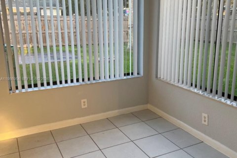 Casa en alquiler en Cooper City, Florida, 2 dormitorios, 90.39 m2 № 2044832 - foto 4