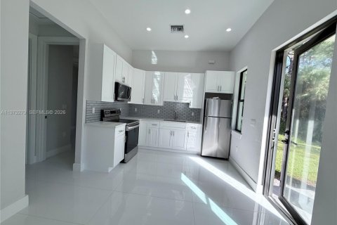 Villa ou maison à louer à Naples, Floride: 2 chambres № 2045963 - photo 3