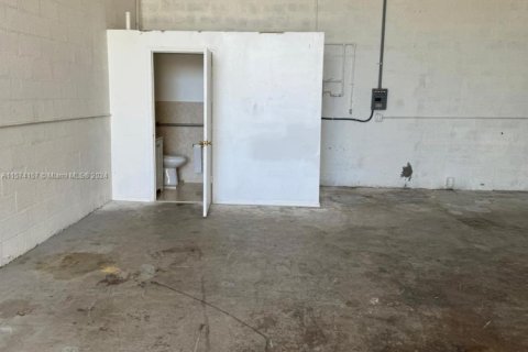 Propiedad comercial en alquiler en Miami, Florida № 1136276 - foto 1