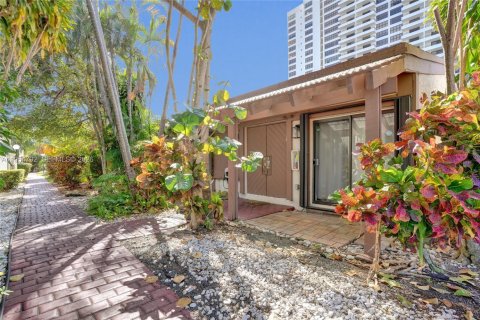 House in Hallandale Beach, Florida 2 bedrooms, 156.08 sq.m. № 2029377 - photo 4