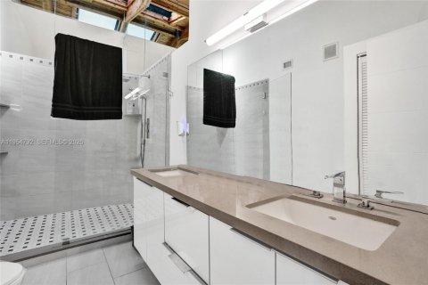 House in Hallandale Beach, Florida 2 bedrooms, 156.08 sq.m. № 2029377 - photo 13