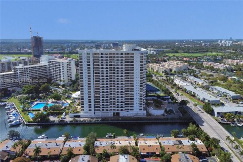 House in Hallandale Beach, Florida 2 bedrooms, 156.08 sq.m. № 2029377 - photo 28
