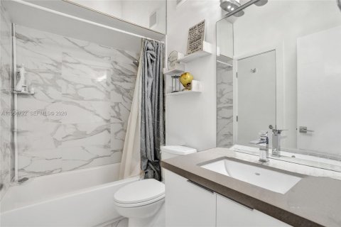 House in Hallandale Beach, Florida 2 bedrooms, 156.08 sq.m. № 2029377 - photo 8