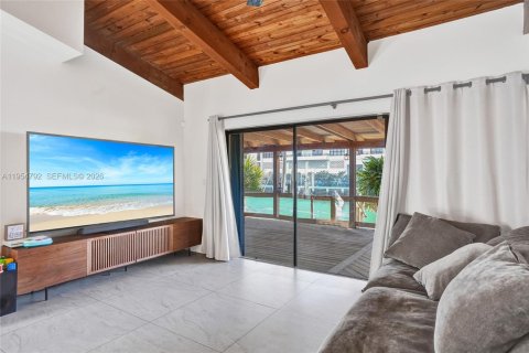 House in Hallandale Beach, Florida 2 bedrooms, 156.08 sq.m. № 2029377 - photo 7