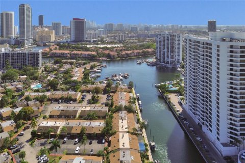 House in Hallandale Beach, Florida 2 bedrooms, 156.08 sq.m. № 2029377 - photo 26