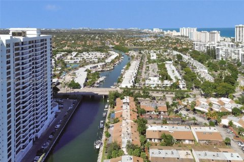 House in Hallandale Beach, Florida 2 bedrooms, 156.08 sq.m. № 2029377 - photo 23