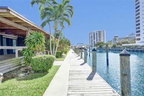 House in Hallandale Beach, Florida 2 bedrooms, 156.08 sq.m. № 2029377 - photo 3