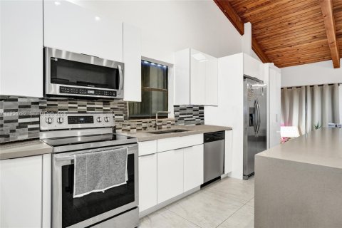 House in Hallandale Beach, Florida 2 bedrooms, 156.08 sq.m. № 2029377 - photo 6