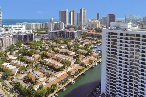 House in Hallandale Beach, Florida 2 bedrooms, 156.08 sq.m. № 2029377 - photo 25