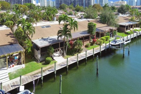 House in Hallandale Beach, Florida 2 bedrooms, 156.08 sq.m. № 2029377 - photo 2