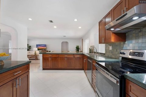 Снять в аренду виллу или дом в Пайнкрест, Флорида 3 спальни, 216.09м2, № 1975216 - фото 10