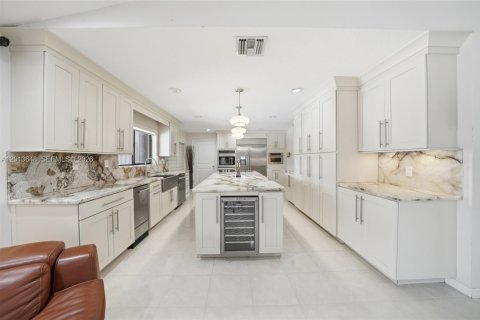 Villa ou maison à vendre à Miami, Floride: 5 chambres, 350.43 m2 № 2189033 - photo 4