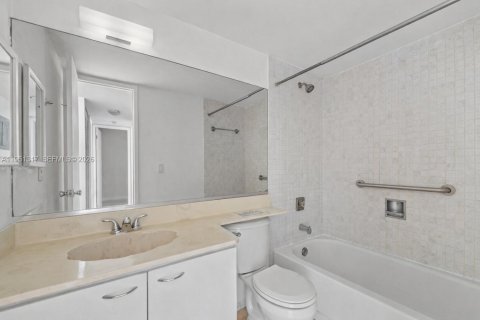 Condominio en alquiler en Miami, Florida, 3 dormitorios, 118.45 m2 № 2023210 - foto 17