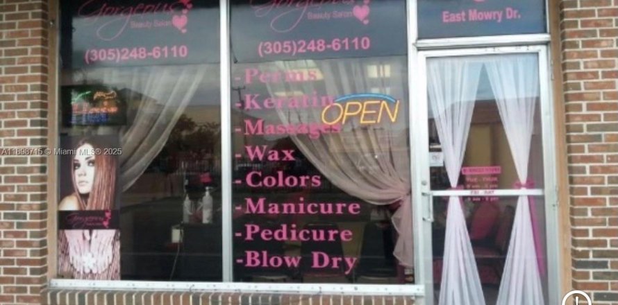 Commercial property in Homestead, Florida № 1950560