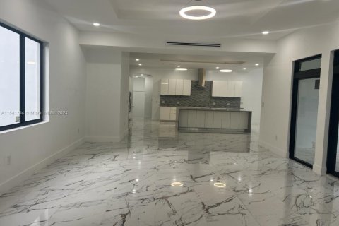 Casa en venta en Miami, Florida, 6 dormitorios № 1861357 - foto 9