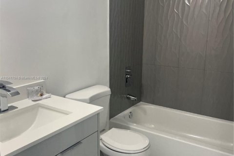Casa en venta en Miami, Florida, 6 dormitorios № 1861357 - foto 30