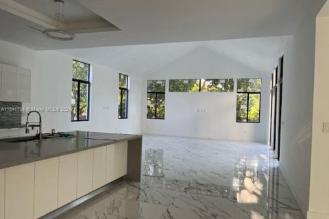 Casa en venta en Miami, Florida, 6 dormitorios № 1861357 - foto 16