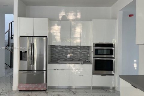Casa en venta en Miami, Florida, 6 dormitorios № 1861357 - foto 14