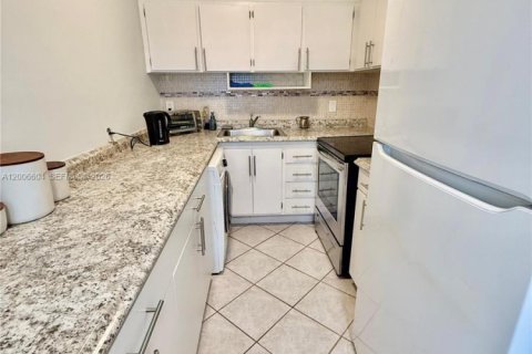 Copropriété à vendre à Hallandale Beach, Floride: 2 chambres, 78.78 m2 № 2091161 - photo 10