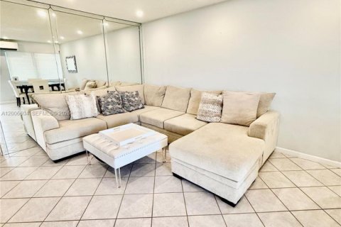 Copropriété à vendre à Hallandale Beach, Floride: 2 chambres, 78.78 m2 № 2091161 - photo 3