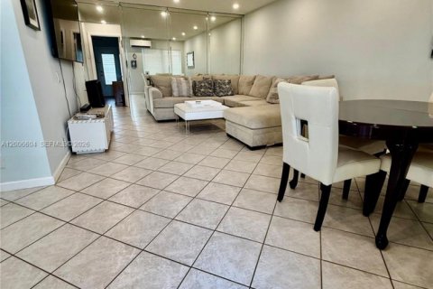 Copropriété à vendre à Hallandale Beach, Floride: 2 chambres, 78.78 m2 № 2091161 - photo 4