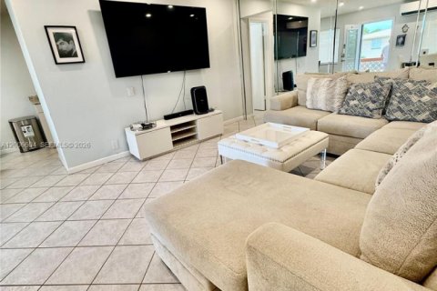Copropriété à vendre à Hallandale Beach, Floride: 2 chambres, 78.78 m2 № 2091161 - photo 2