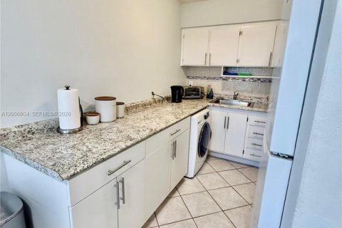Copropriété à vendre à Hallandale Beach, Floride: 2 chambres, 78.78 m2 № 2091161 - photo 12
