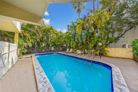 Condominio en venta en South Miami, Florida, 1 dormitorio, 56.86 m2 № 1892812 - foto 11